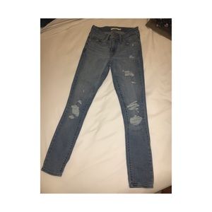 Levis women jean. 711 skinny ripped
